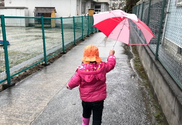 ダウン症児の成長日記　初めての傘