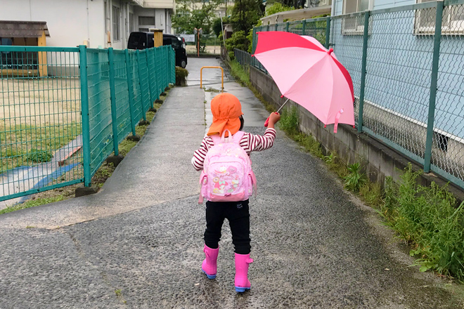 ダウン症児の成長日記　傘をさして登園