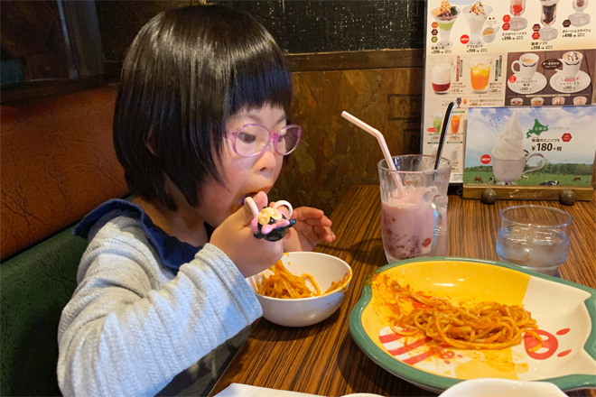 ダウン症児の成長日記　スパゲッティを食べる娘