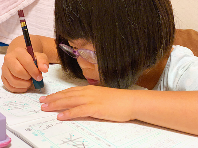 ダウン症児の成長日記　書写用鉛筆で宿題